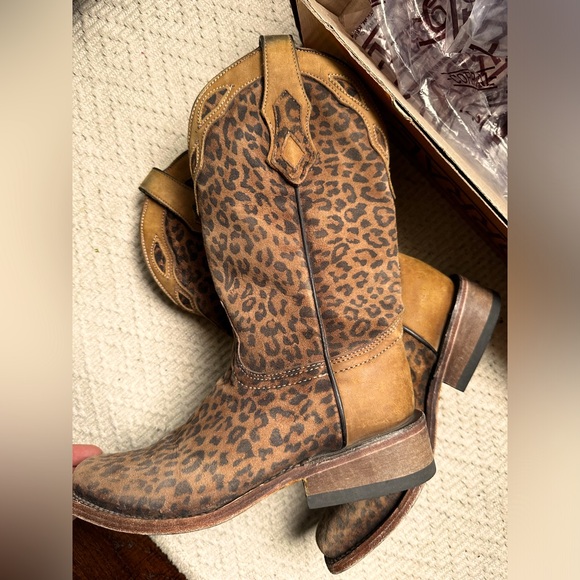 Corral Shoes - Leopard print Corral boots 😍